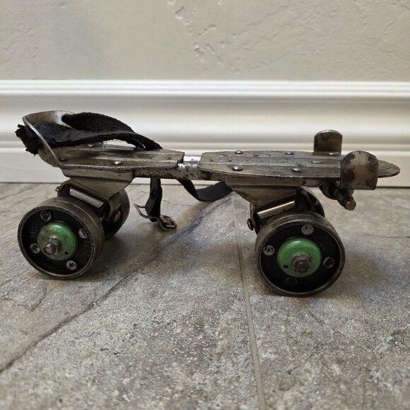 Vintage 1950's Chicago Metal Adjustable Roller Skates with key - Picture 9 of 12